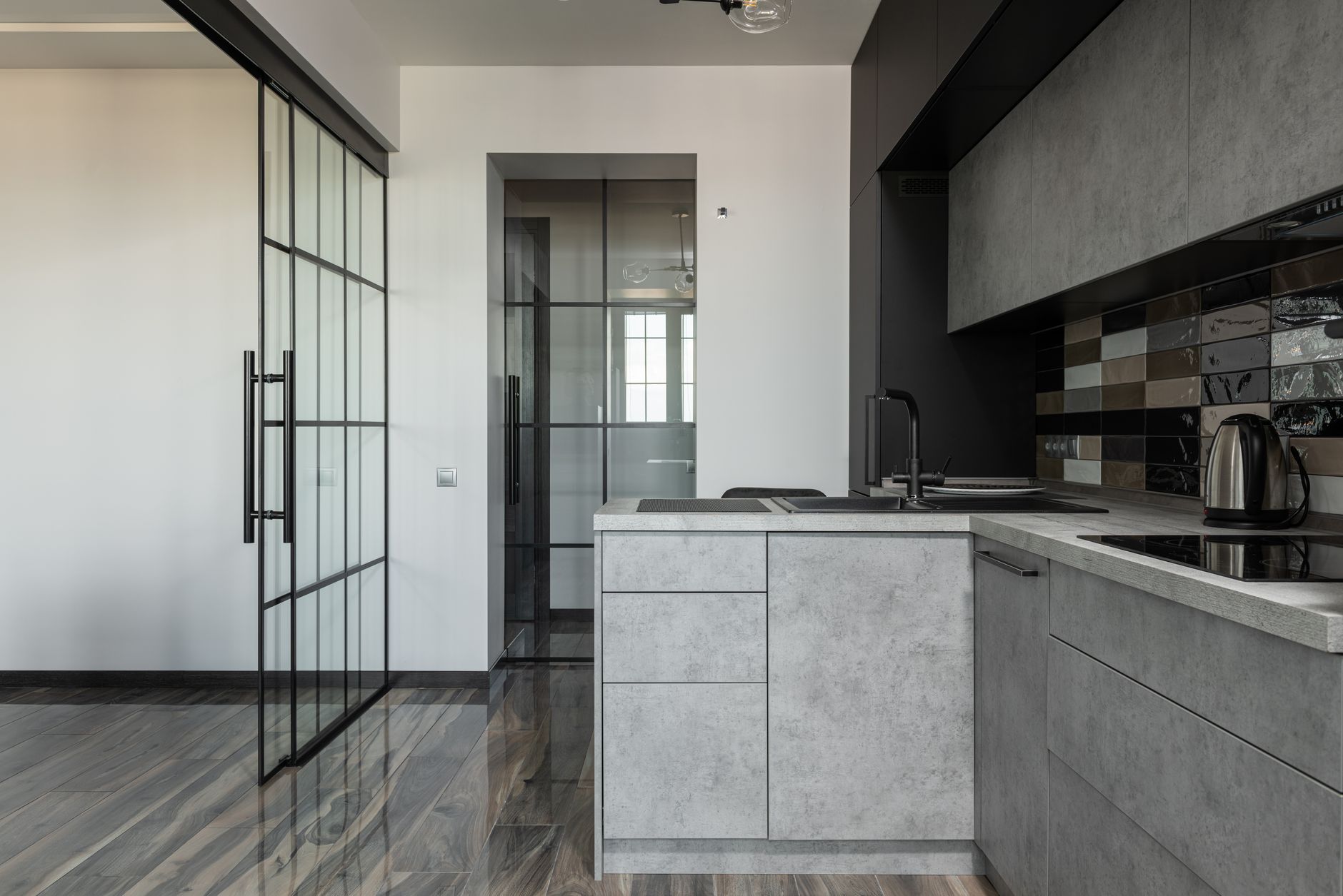 Siva minimalistička kuhinja Kvarner s aluminijskim profilima