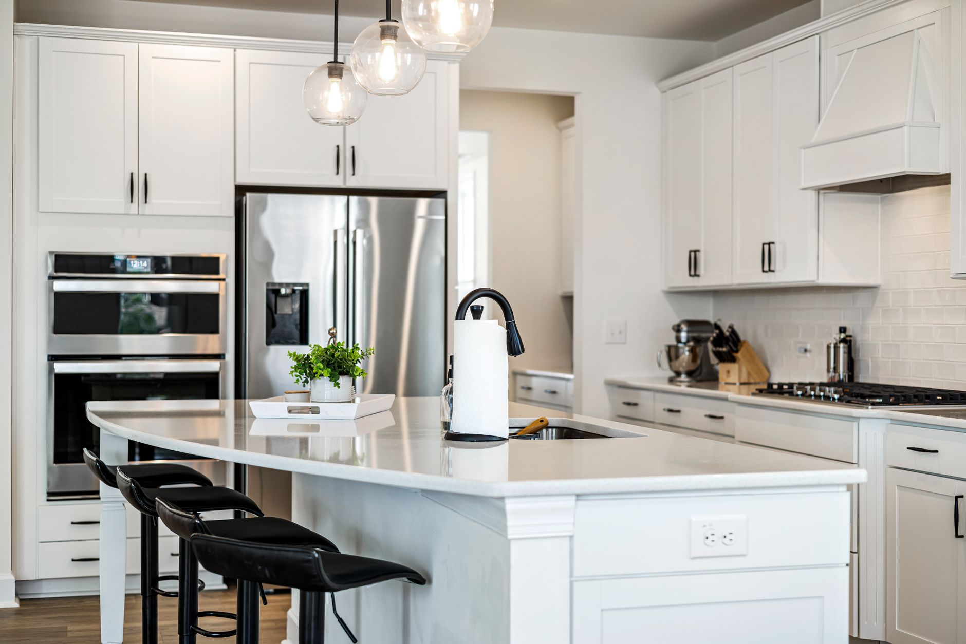Moderna kuhinja s otokom, izrada KitchenNova